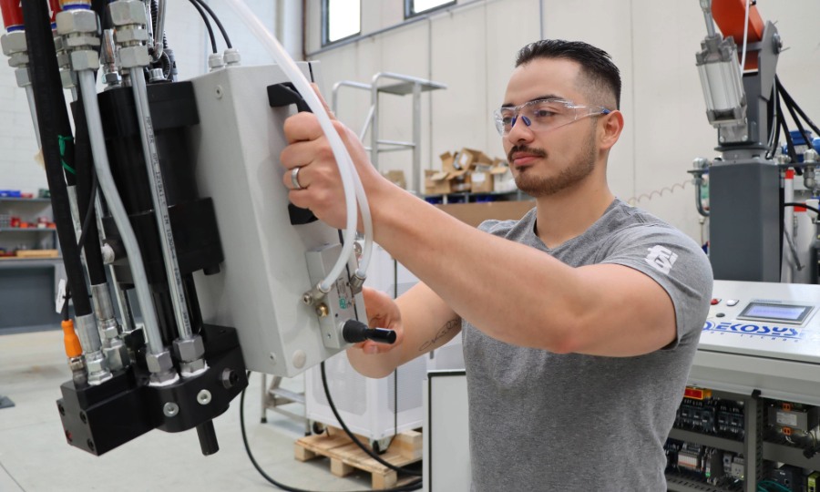 On-site polyurethane technical support services for manufacturers
